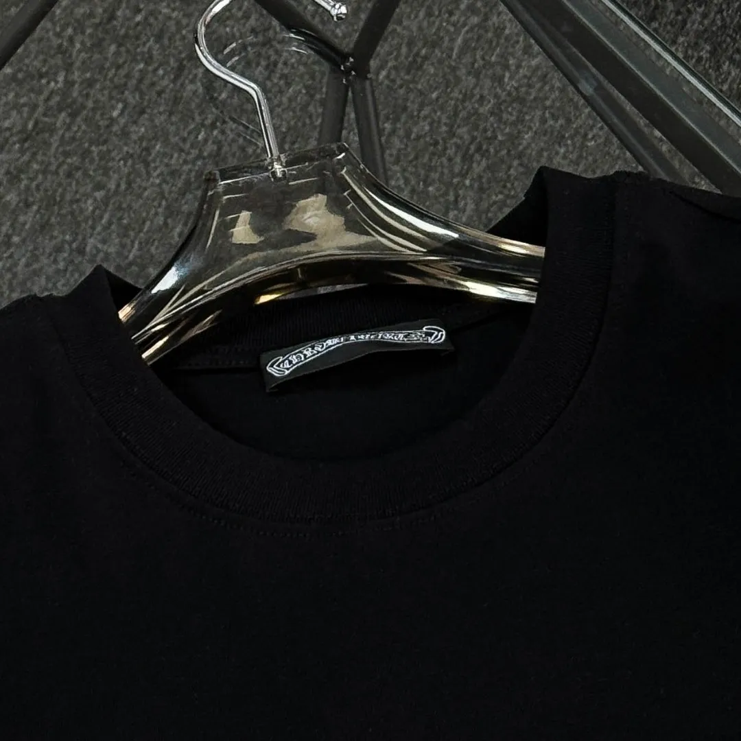 P180 Chrome Hearts Chrome Hearts 25 high version. The fabric is made of 300g high-density pure cotton. It does not deform or shrink. It has three labels. It is the same style for men and women. Technology: patch embroidery + original development hardware. Color: white, black, pink. SIZE: S-XL